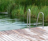 Eine Zürcher Gemeinde bewilligte im Oktober 2021 den Bau eines Naturpools hinter einem Wohnhaus. Dabei setzte sie für den Anschluss des 6,5 Meter langen, 4 Meter breiten und 1,35 Meter tiefen Pools an die Kanalisation eine Gebühr von 1700 Franken fest. (©adobestock) Eine Zürcher Gemeinde bewilligte im Oktober 2021 den Bau eines Naturpools hinter einem Wohnhaus. Dabei setzte sie für den Anschluss des 6,5 Meter langen, 4 Meter breiten und 1,35 Meter tiefen Pools an die Kanalisation eine Gebühr von 1700 Franken fest. (©adobestock)