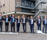 Offizielle Einweihung der Power-to-Gas-Anlage in Dietikon. Im Bild von links: Roger Bachmann, Stadtpräsident Gas und Wasserversorgung Dietikon; Hans-Kaspar Scherrer, CEO Eniwa; Armin Glanzmann, Abteilungsleiter Werke, Versorgung und Anlagen Gas- und Wasserversorgung Schlieren; Markus Blättler, Geschäftsführer SWL Energie AG; Cornelia Mellenberger, CEO Energie Wasser Bern; Thomas Di Lorenzo, Leiter Abwasserwirtschaft Limeco; Thomas Peyer, Senior Consultant Swisspower AG; Ernst Uhler, CEO Energie Zürichsee Linth; Peter Graf, Bereichsleiter Energie, Verkauf und Marketing St. Galler Stadtwerke; Peter Heim, CTO Industrielle Betriebe Interlaken. (© B. Basler/Limeco) Offizielle Einweihung der Power-to-Gas-Anlage in Dietikon. Im Bild von links: Roger Bachmann, Stadtpräsident Gas und Wasserversorgung Dietikon; Hans-Kaspar Scherrer, CEO Eniwa; Armin Glanzmann, Abteilungsleiter Werke, Versorgung und Anlagen Gas- und Wasserversorgung Schlieren; Markus Blättler, Geschäftsführer SWL Energie AG; Cornelia Mellenberger, CEO Energie Wasser Bern; Thomas Di Lorenzo, Leiter Abwasserwirtschaft Limeco; Thomas Peyer, Senior Consultant Swisspower AG; Ernst Uhler, CEO Energie Zürichsee Linth; Peter Graf, Bereichsleiter Energie, Verkauf und Marketing St. Galler Stadtwerke; Peter Heim, CTO Industrielle Betriebe Interlaken. (© B. Basler/Limeco)