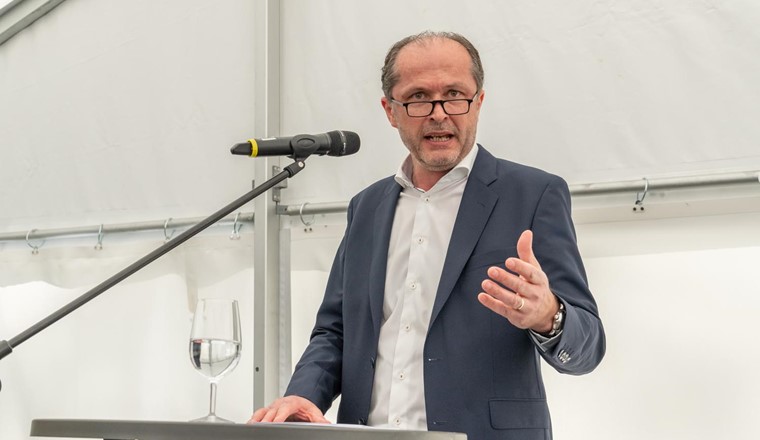 Projekte, die noch nicht gebaut sind, gibt es zahlreiche, umso schöner bei einer Einweihung eines realisierten Leuchtturmprojektes zu sein, meinte BFE-Direktor Benoît Revaz. (© B. Basler/Limeco)