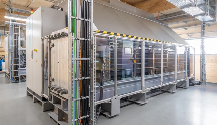 Im obersten Stock der Anlage wird Trinkwasser in einer mehrstufigen Aufbereitung erst vollentsalzt, bevor es in der Elektrolyse in gasförmigen Wasserstoff H₂ und Sauerstoff O₂ gespalten wird. (© B. Basler/Limeco)