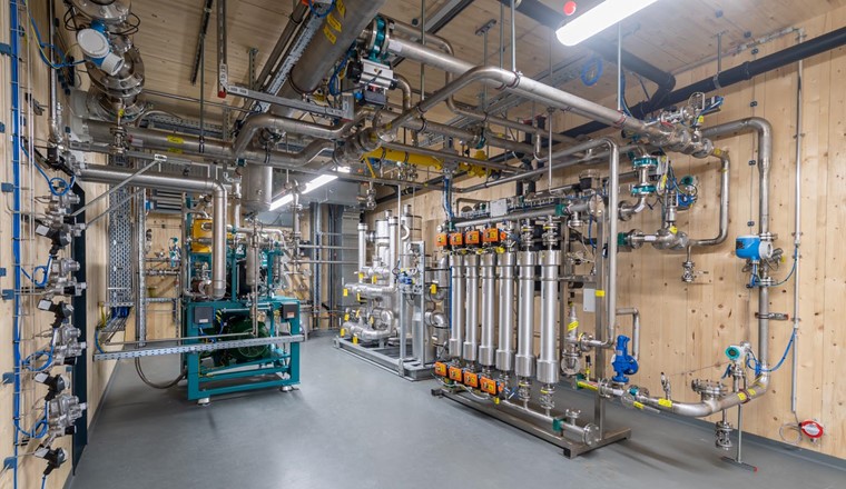 Hier im 2. Stock wird das Klärgas komprimiert, bevor es in den Methanisierungsreaktor gelangt. Auch wird das aus dem Reaktor kommende Methan auf dieser Etage gereinigt. (© B. Basler/Limeco)