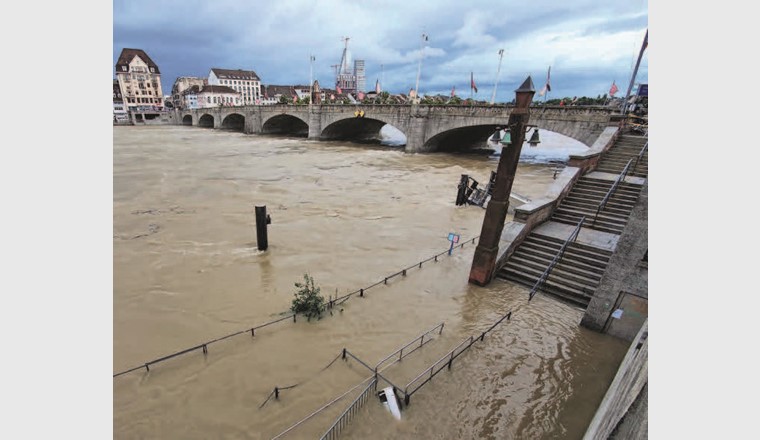 Die Hochwasserperiode im Juli zeigt, wo Massnahmen sich bewähren, und löst zugleich neue Fragen aus. Im Bild: Der Rhein in Basel mit 3700 m3/s Abfluss, nur 6 cm unter der Marke zum Katastrophenalarm. (© C. Sütterlin, CC BY-SA 4.0)