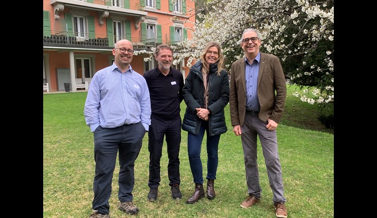 Nathalie Andenmatten, présidente de l’association Géothermie-Suisse, en compagnie du vice-président Karl-Heinz Schädle (au centre) et des 
co-directeurs Jerôme Faessler (à gauche) et Cédric Höllmüller (à droite). (Photo: Géothermie-Suisse)