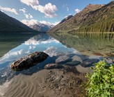 Der Bund empfiehlt den Kantonen, die Wasserressourcen regional zu bewirtschaften. Die Kantone müssen feststellen, wieviel Wasser während einer Sommertrockenphase in einer Region in Flüssen, Seen und dem Grundwasser für die Nutzung noch zur Verfügung steht und wieviel Wasser Haushalte, Industrie und Landwirtschaft gleichzeitig brauchen. (©EdNurg /adobestock) Der Bund empfiehlt den Kantonen, die Wasserressourcen regional zu bewirtschaften. Die Kantone müssen feststellen, wieviel Wasser während einer Sommertrockenphase in einer Region in Flüssen, Seen und dem Grundwasser für die Nutzung noch zur Verfügung steht und wieviel Wasser Haushalte, Industrie und Landwirtschaft gleichzeitig brauchen. (©EdNurg /adobestock)