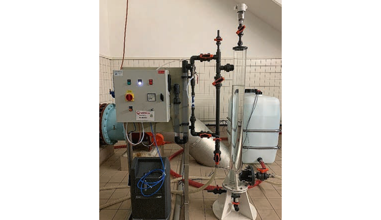 Fig. 1 Photos des pilotes exploités sur le réservoir de l’Orme à Morrens: c) génération et contact d’ozone.