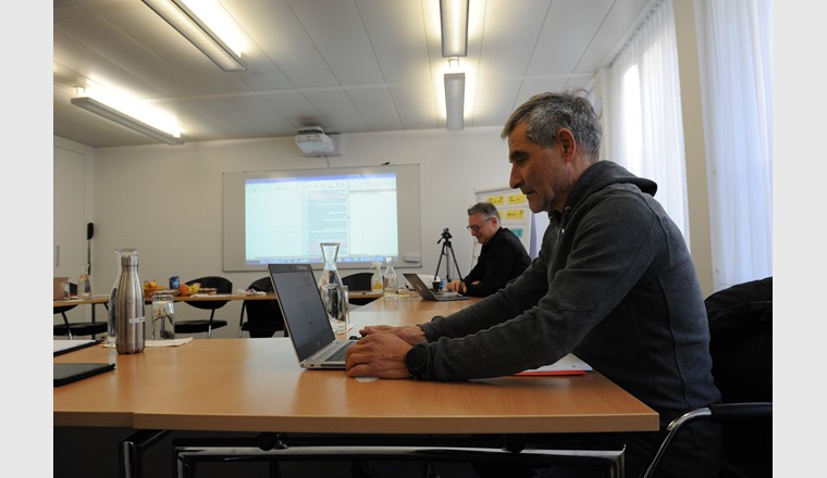 Workshop unter der Leitung von Gregor Thurnherr (im Hintergrund), der die Strukturierung der Module und die Erstellung der Prüfungen begleitete.