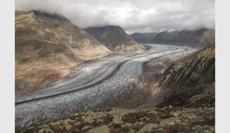 Der Aletschgletscher im Wallis ist der grösste Eisstrom der europäischen Alpen. Obwohl auch er wegen der Klimaerwärmung dahinschmilzt,
wird man ihn wohl auch in 100 Jahren noch bewundern können.