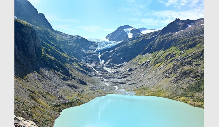 Das schmelzende Gletschereis lässt in den Alpen zahlreiche neue Seen entstehen – wie den Triftsee im Berner Oberland. Die Elektrizitätswirtschaft möchte diese Gewässer ausbauen und als zusätzliche Speicher für die Stromproduktion aus Wasserkraft nutzen. (© M. Rickli/AdobeStock)