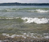 Wird Seewasser über Sandfilter filtriert würde darin vorhandenes Mikroplastik effizient zurückgehalten. Zürichsee. (Foto: Andri Bryner, Eawag) Wird Seewasser über Sandfilter filtriert würde darin vorhandenes Mikroplastik effizient zurückgehalten. Zürichsee. (Foto: Andri Bryner, Eawag)