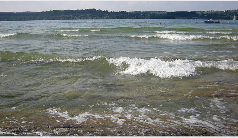 Si l'eau du lac est filtrée par des filtres à sable, les microplastiques qui s'y trouvent seraient efficacement retenus. Lac de Zurich. (Photo : Andri Bryner, Eawag)