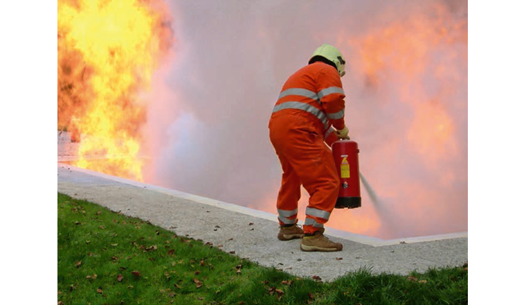 Fig. 1 Exercice d’extinction de feu de fouille.