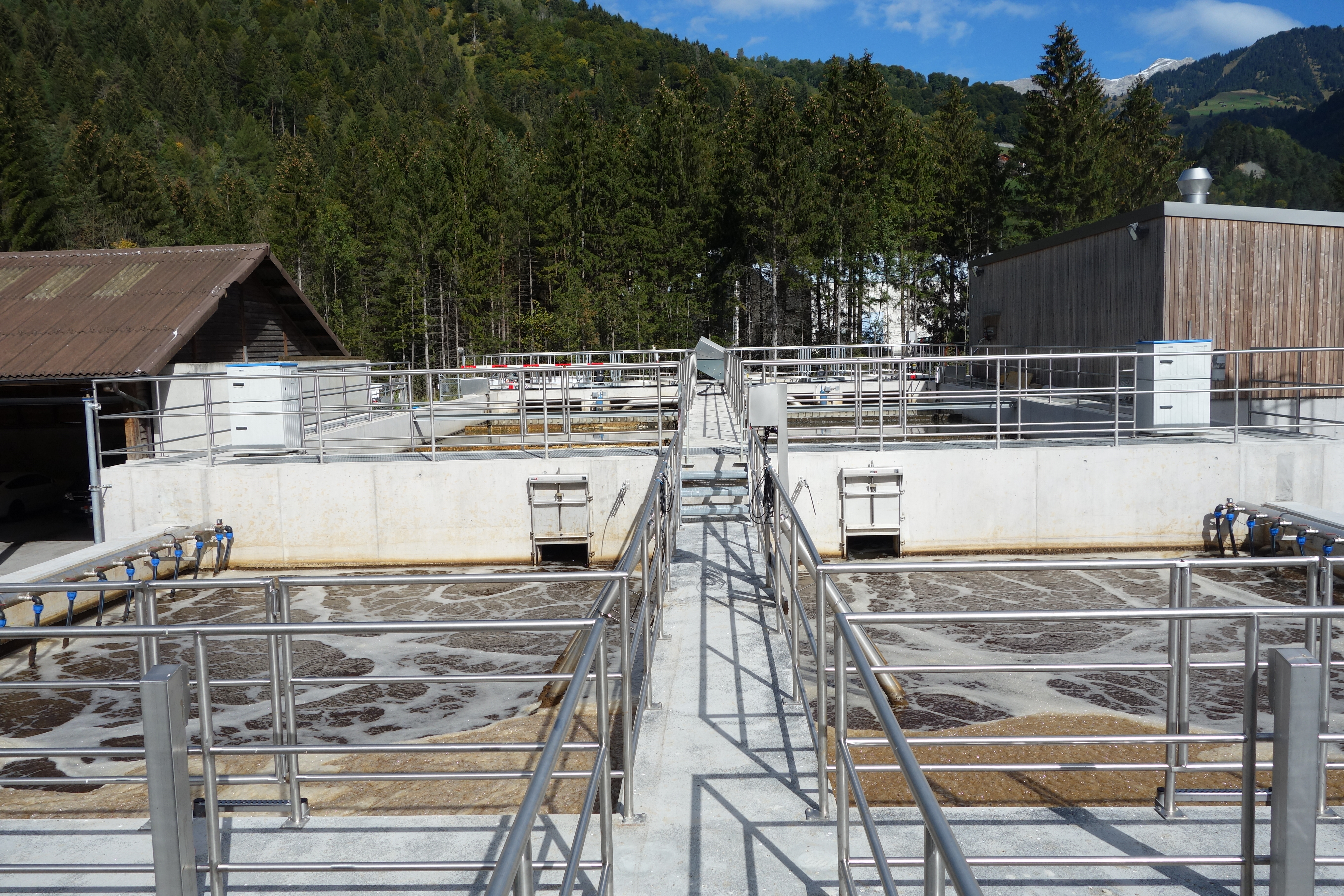 Durch das Adsorptionsverfahren und das geringe Schlammalter in der Hochlast-Stufe benötigt die ARA Vorderes Prättigau weniger Energie für die Oxidation der Abwasserinhaltsstoffe. Somit steht mehr Energie aus der Verwertung des Faulgases zur Verfügung. 