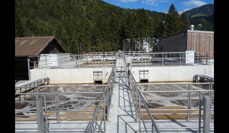 Durch das Adsorptionsverfahren und das geringe Schlammalter in der Hochlast-Stufe benötigt die ARA Vorderes Prättigau weniger Energie für die Oxidation der Abwasserinhaltsstoffe. Somit steht mehr Energie aus der Verwertung des Faulgases zur Verfügung. 