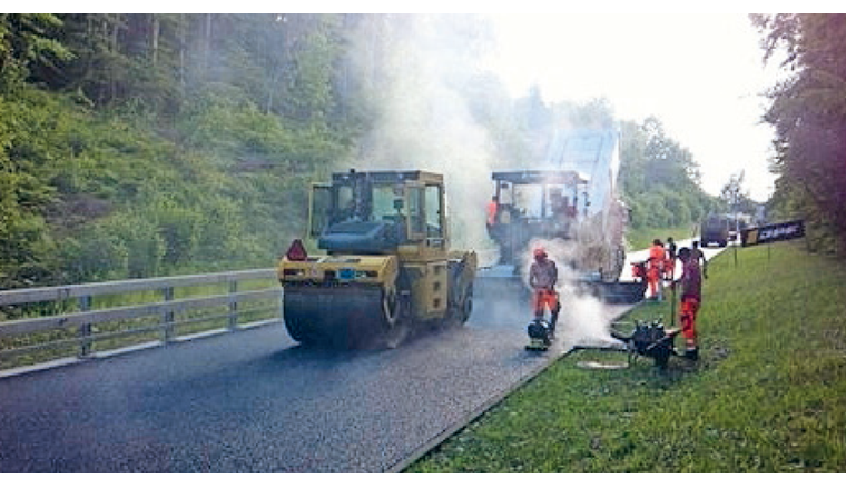 Réfection d’une route cantonale avec création d’une couche de protection étanche sur la zone de protection des eaux S2, d’une sécurisation accrue en cas d’accident et de l’étanchéification du système d’évacuation des eaux sur la zone de protection des eaux S2