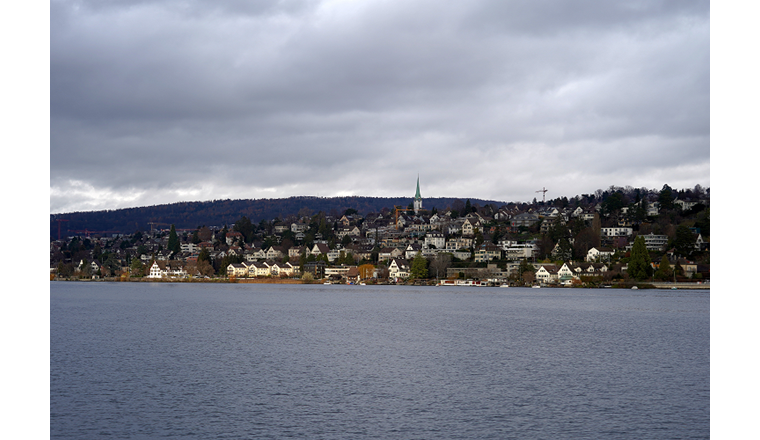 Neben zwei städtische Wohngebieten bekundet auch die Gemeinde Zollikon am Zürichsee Interesse am Energieverbund. (Bild: AdobeStock_404332045/Lucia)