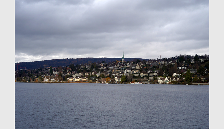 Neben zwei städtische Wohngebieten bekundet auch die Gemeinde Zollikon am Zürichsee Interesse am Energieverbund. (Bild: AdobeStock_404332045/Lucia)