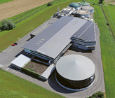 Die Vergärung von Gülle und Mist zu Biogas kann einen wichtigen Beitrag zur Energieversorgung der Schweiz leisten. Zudem reduzieren sich bei der
Gewinnung von Biogas die Klimaauswirkungen erheblich. (Bild: SwissFarmerPower, Inwil LU) Die Vergärung von Gülle und Mist zu Biogas kann einen wichtigen Beitrag zur Energieversorgung der Schweiz leisten. Zudem reduzieren sich bei der
Gewinnung von Biogas die Klimaauswirkungen erheblich. (Bild: SwissFarmerPower, Inwil LU)
