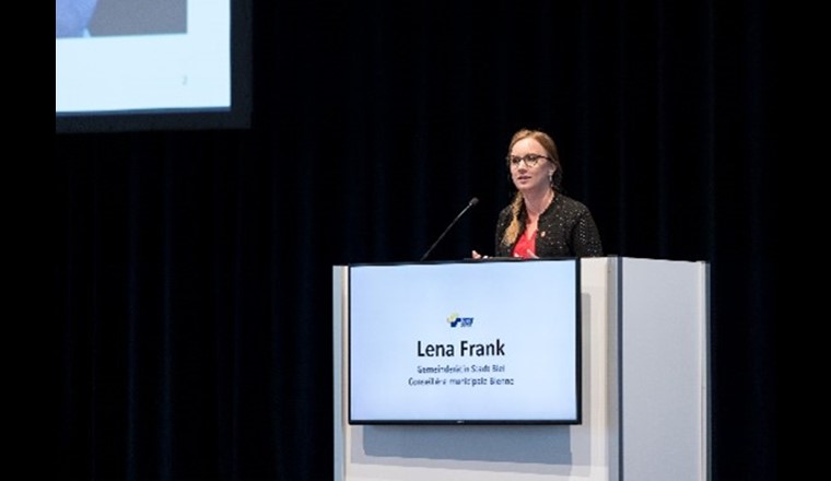 Lena Frank, conseillère communale de la ville de Bienne, adresse son mot de bienvenue aux membres de la SSIGE (© Sacha Danesi)