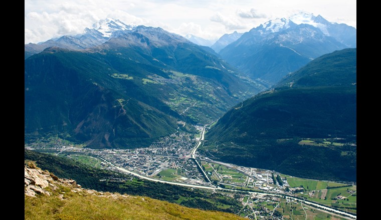 Evolution de la connexion hydraulique entre le Rhône et la nappe phréatique dans les environs de Viège. Sur la photo: Vue aérienne de Viège (© CHROMORANGE/AdobeStock)