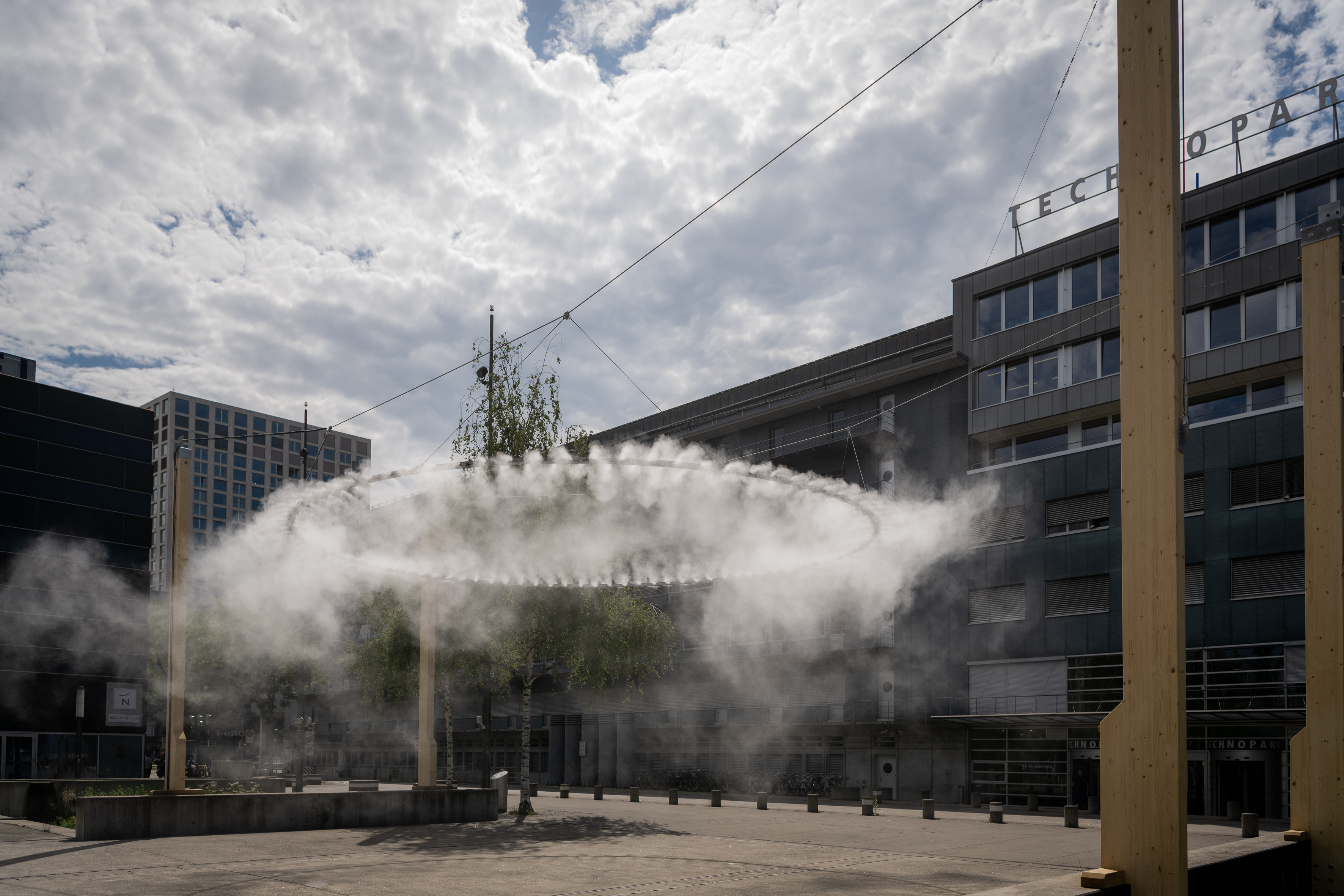Eine über dem Turbinenplatz künstlich erzeugte Nebelwolke soll an Hitzetagen zusätzlich zu den Bäumen für Abkühlung sorgen. (©Tabea Vogel/Grün Stadt Zürich)