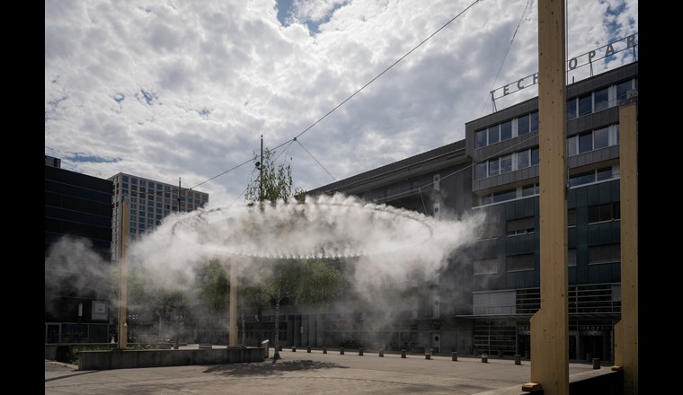 Eine über dem Turbinenplatz künstlich erzeugte Nebelwolke soll an Hitzetagen zusätzlich zu den Bäumen für Abkühlung sorgen. (©Tabea Vogel/Grün Stadt Zürich)