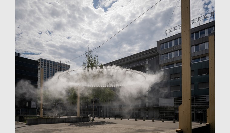 Eine über dem Turbinenplatz künstlich erzeugte Nebelwolke soll an Hitzetagen zusätzlich zu den Bäumen für Abkühlung sorgen. (©Tabea Vogel/Grün Stadt Zürich)