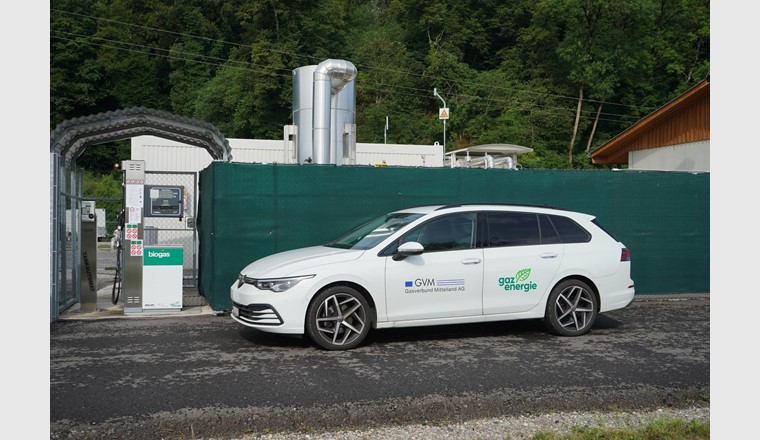 Da Biogas erneuerbar und CO2-neutral ist, sind CNG-Fahrzeuge, die an der ersten öffentlichen Biogastankstelle auf einem Bauernhof tanken, automatisch klimaschonend unterwegs. (Bild: ©CNG-Mobility / Ökostrom Schweiz)