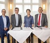 Martin Flügel, Direktor des SSV; Mario Cavigelli, Präsident der EnDK; Simonetta Sommaruga et Hannes Germann,  Präsident des SGV (v.l.) bei der Unterzeichnung der Charta. Martin Flügel, Direktor des SSV; Mario Cavigelli, Präsident der EnDK; Simonetta Sommaruga et Hannes Germann,  Präsident des SGV (v.l.) bei der Unterzeichnung der Charta.