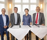 Martin Flügel, Direktor des SSV; Mario Cavigelli, Präsident der EnDK; Simonetta Sommaruga et Hannes Germann,  Präsident des SGV (v.l.) bei der Unterzeichnung der Charta.