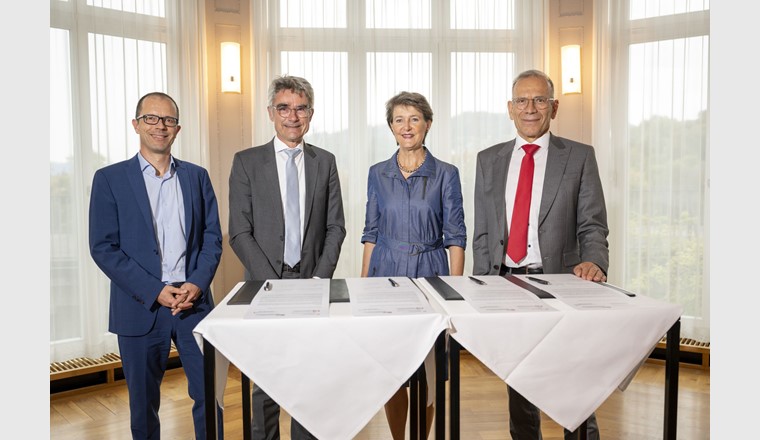 Martin Flügel, direttore dell'UCS;  Mario Cavigelli, presidente della EnDK; Simonetta Sommaruga e Hannes Germann, presidente del'ACS (da sinistra) alla firma della carta.