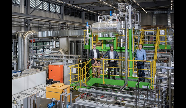 Andreas Aeschimann und Luca Schmidlin von AlphaSYNT und Tilman Schildhauer vom PSI (von links) vor der Pilotanlage GanyMeth am PSI. Solche Anlagen sollen künftig von AlphaSYNT für Biogas- oder Abwasserreinigungsanlagen entwickelt werden, um Energie in Form von Methangas zu speichern.
(© M. Fischer/Paul Scherrer Institut)