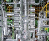 Im Vergleich zur gesamten Anlage ist der eigentliche Reaktor noch kompakter. Hierin findet die Reaktion von CO2 und Wasserstoff (H2) zu Methan (CH4) und Wasser (H2O) statt. (© M. Fischer/Paul Scherrer Institut) Im Vergleich zur gesamten Anlage ist der eigentliche Reaktor noch kompakter. Hierin findet die Reaktion von CO2 und Wasserstoff (H2) zu Methan (CH4) und Wasser (H2O) statt. (© M. Fischer/Paul Scherrer Institut)