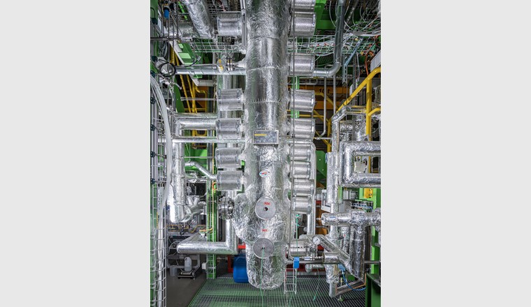 Im Vergleich zur gesamten Anlage ist der eigentliche Reaktor noch kompakter. Hierin findet die Reaktion von CO2 und Wasserstoff (H2) zu Methan (CH4) und Wasser (H2O) statt. (© M. Fischer/Paul Scherrer Institut)
