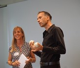 In ihrem interaktiven Referat «Packend unterrichten – Körpersprache einsetzen» zeigte Mireille Gugolz den Teilnehmenden auf, was Blickkontakt, Haltung und Gesten alles bewirken können – oder auch nicht. Jongleur Criselly untermauerte die vorgestellten Hypothesen unterhaltsam mit einer Jonglage. In ihrem interaktiven Referat «Packend unterrichten – Körpersprache einsetzen» zeigte Mireille Gugolz den Teilnehmenden auf, was Blickkontakt, Haltung und Gesten alles bewirken können – oder auch nicht. Jongleur Criselly untermauerte die vorgestellten Hypothesen unterhaltsam mit einer Jonglage.