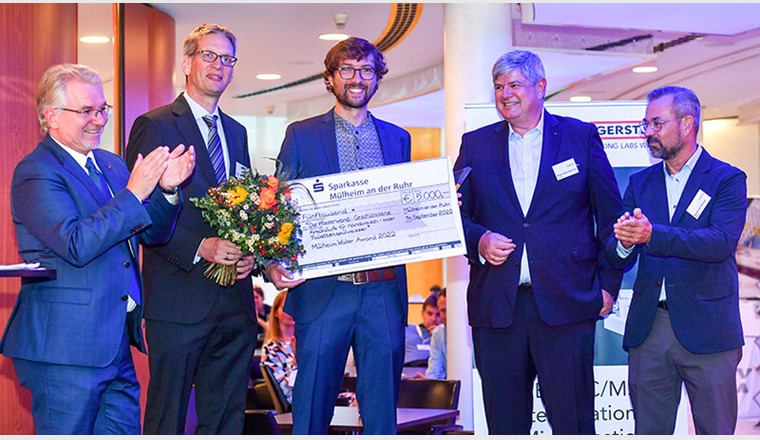 Michel Riechmann (in der Mitte) nimmt von Marc Buchholz (ganz links), Oberbürgermeister der Stadt Mülheim an der Ruhr, den Mülheim Water Award für die Autarky Handwaschstation entgegen. (Bild: ©IWW Zentrum Wasser)