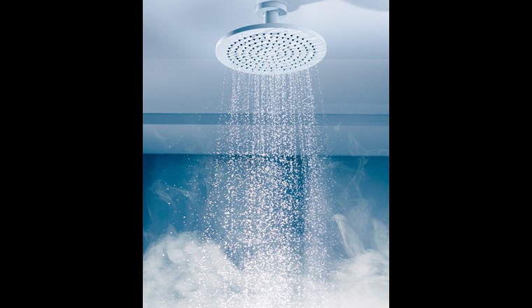 La statistique Eau de la SSIGE montre que renoncer à un litre d’eau chaude permettrait d’économiser en moyenne autant d’électricité que ce qui est nécessaire pour couvrir les besoins quotidiens d’une personne en eau potable. (Image: ©nikkytok/adobestock)
