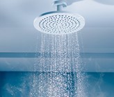 Die SVGW Wasserstatistik zeigt, dass der Verzicht auf einen Liter Warmwasser durchschnittlich so viel Strom spart, wie im ganzen persönlichen Tagesbedarf an Trinkwasser steckt. (Bild: ©nikky-tok/adobestock) Die SVGW Wasserstatistik zeigt, dass der Verzicht auf einen Liter Warmwasser durchschnittlich so viel Strom spart, wie im ganzen persönlichen Tagesbedarf an Trinkwasser steckt. (Bild: ©nikky-tok/adobestock)