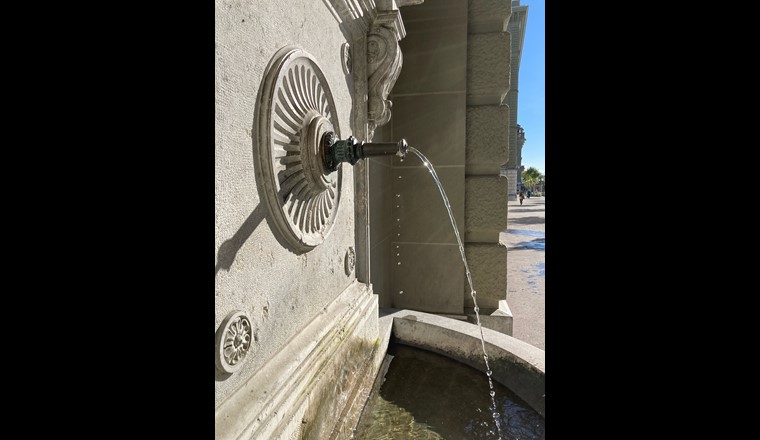 Photo : Si l’eau jaillit en abondance de la fontaine du Palais fédéral, ceci ne sera peut-être bientôt plus une évidence pour de nombreux ruisseaux des Alpes. (P. Sicher/VSA).