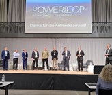 Alle Referenten vom Block «Fokus Inland und Europa» (v.l.): Philipp Dietrich, H2 Energy; Roland Zwingli, Hybridbox; Sascha Grimm, ÖVGW; Kurt Lanz, Powerloop; Andreas Züttel, EPFL; Thomas di Lorenzo, Limeco; Andreas Kunz, Energie 360°; Jörg Spicker, Swissgrid, und der Geschäftsleiter von energie-cluster.ch, Frank Schürch, der den Kongress moderierte.	(© energie-cluster.ch) Alle Referenten vom Block «Fokus Inland und Europa» (v.l.): Philipp Dietrich, H2 Energy; Roland Zwingli, Hybridbox; Sascha Grimm, ÖVGW; Kurt Lanz, Powerloop; Andreas Züttel, EPFL; Thomas di Lorenzo, Limeco; Andreas Kunz, Energie 360°; Jörg Spicker, Swissgrid, und der Geschäftsleiter von energie-cluster.ch, Frank Schürch, der den Kongress moderierte.	(© energie-cluster.ch)