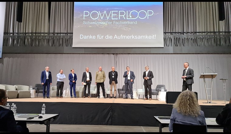 Alle Referenten vom Block «Fokus Inland und Europa» (v.l.): Philipp Dietrich, H2 Energy; Roland Zwingli, Hybridbox; Sascha Grimm, ÖVGW; Kurt Lanz, Powerloop; Andreas Züttel, EPFL; Thomas di Lorenzo, Limeco; Andreas Kunz, Energie 360°; Jörg Spicker, Swissgrid, und der Geschäftsleiter von energie-cluster.ch, Frank Schürch, der den Kongress moderierte.	(© energie-cluster.ch)