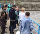 Teilnehmende eines Peer Exchange Workshops auf der ARA von Bijeljina (Bosnien und Herzegowina) besichtigen die Anlage und tauschen sich über betriebliche Schwierigkeiten und Lösungsmöglichkeiten aus. Der Workshop wurde von einer Gruppe von Schweizer ARA -Betreibern und Ingenieuren geleitet. Teilnehmende eines Peer Exchange Workshops auf der ARA von Bijeljina (Bosnien und Herzegowina) besichtigen die Anlage und tauschen sich über betriebliche Schwierigkeiten und Lösungsmöglichkeiten aus. Der Workshop wurde von einer Gruppe von Schweizer ARA -Betreibern und Ingenieuren geleitet.