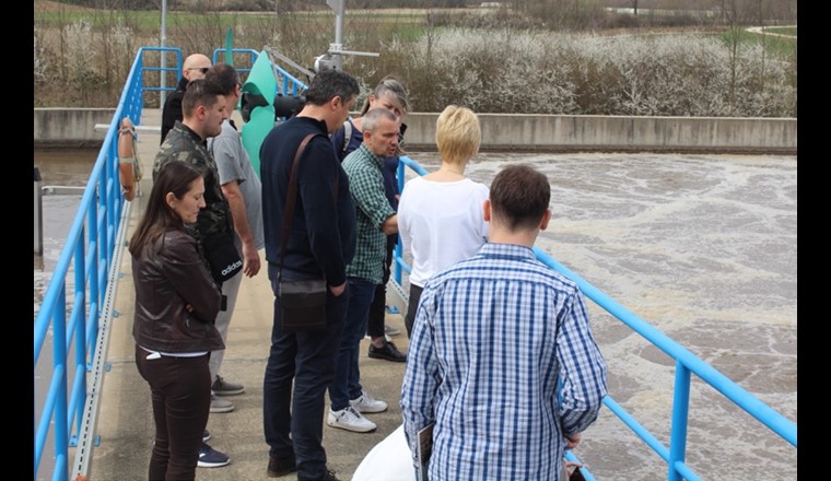 Teilnehmende eines Peer Exchange Workshops auf der ARA von Bijeljina (Bosnien und Herzegowina) besichtigen die Anlage und tauschen sich über betriebliche Schwierigkeiten und Lösungsmöglichkeiten aus. Der Workshop wurde von einer Gruppe von Schweizer ARA -Betreibern und Ingenieuren geleitet.