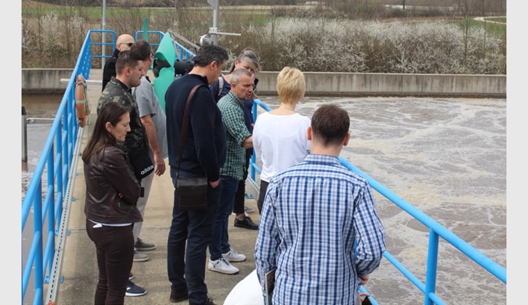 Teilnehmende eines Peer Exchange Workshops auf der ARA von Bijeljina (Bosnien und Herzegowina) besichtigen die Anlage und tauschen sich über betriebliche Schwierigkeiten und Lösungsmöglichkeiten aus. Der Workshop wurde von einer Gruppe von Schweizer ARA -Betreibern und Ingenieuren geleitet.