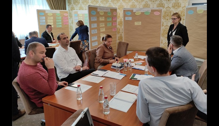 I rappresentanti di varie associazioni e autorità discutono delle sfide principali nella collaborazione tra i vari enti e sviluppano insieme le prime proposte di soluzione in un Policy Workshop a Banja Luka (Bosnia-Erzegovina). Durante il workshop, Sara Engelhard ha illustrato come funziona la collaborazione tra diversi operatori in Svizzera.