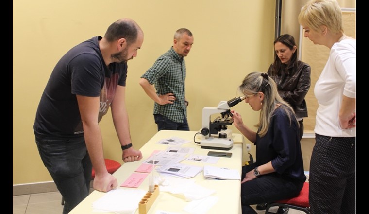 Teilnehmende des Peer Exchange Workshops auf der ARA von Bijeljina (Bosnien und Herzegowina) lernen, wie mit Hilfe von Mikroskopieren der Zustand der biologischen Prozesse überwacht werden kann.