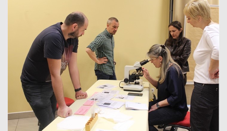 Teilnehmende des Peer Exchange Workshops auf der ARA von Bijeljina (Bosnien und Herzegowina) lernen, wie mit Hilfe von Mikroskopieren der Zustand der biologischen Prozesse überwacht werden kann.