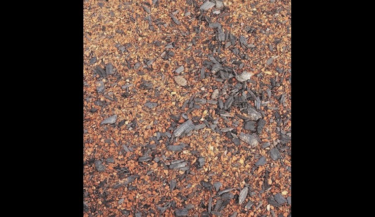 Nicht überbaubare Pflanzsubstrate mit Ziegelschrot und roher Pflanzenkohle. (©Burkhardt)
