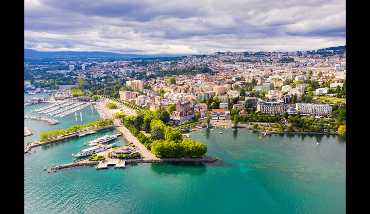 L'article décrit et analyse le fonctionnement hydrologique d’une fosse impluvium sur l’Avenue Montoie à Lausanne. L’expérimentation est conduite in situ et sur une maquette de laboratoire à l’échelle 1:1. (Photo: © Adobe Stock)