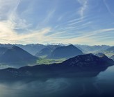Panoramablick vom Rigi auf den Vierwaldstättersee, den Pilatus und die Schweizer Alpen. (Foto: ©Michal Stipek, Shutterstock) Panoramablick vom Rigi auf den Vierwaldstättersee, den Pilatus und die Schweizer Alpen. (Foto: ©Michal Stipek, Shutterstock)