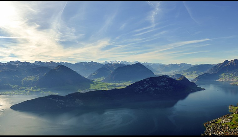 Panoramablick vom Rigi auf den Vierwaldstättersee, den Pilatus und die Schweizer Alpen. (Foto: ©Michal Stipek, Shutterstock)